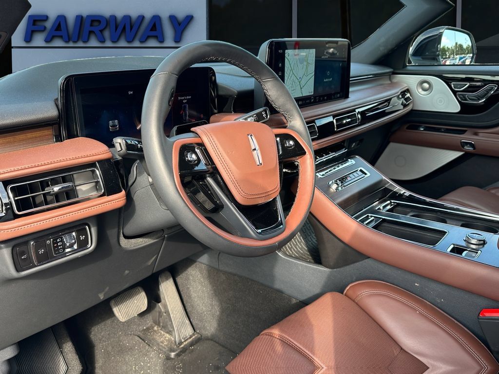 Used 2025 Lincoln Aviator Reserve w/ Equipment Group 201A AWD/4WD image 16