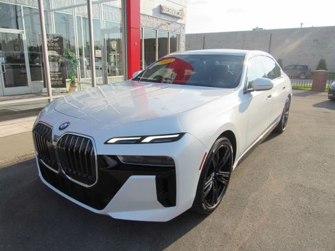 Used 2023 BMW 760i xDrive w/ Luxury Rear Seating Package AWD/4WD image 2