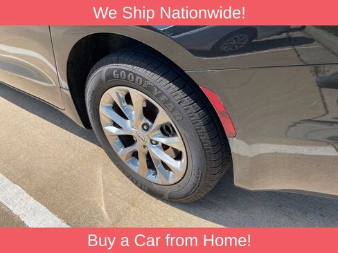 Used 2021 Chrysler Pacifica Touring-L w/ Uconnect Theater Family Group AWD/4WD image 4