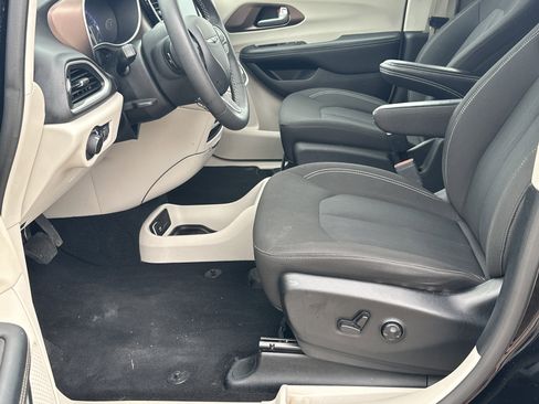 Used 2024 Chrysler Voyager LX image 9