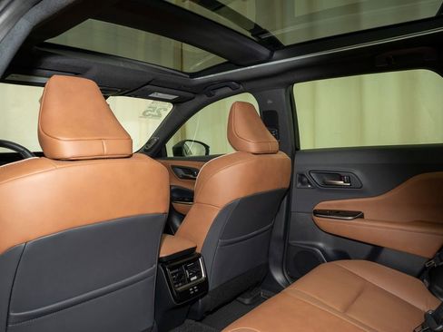 Used 2025 Toyota Crown Signia w/ Advanced Technology Package image 10