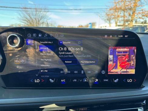 Used 2025 Chevrolet Traverse LT w/ Driver Confidence Package image 26