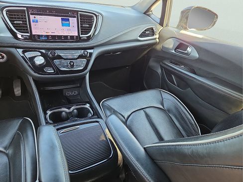 Used 2025 Chrysler Pacifica Limited FWD image 13
