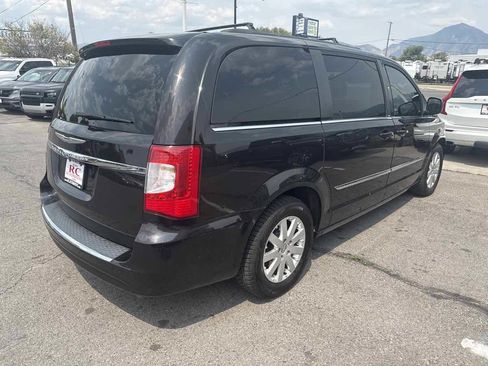 Used 2014 Chrysler Town & Country Touring FWD image 4