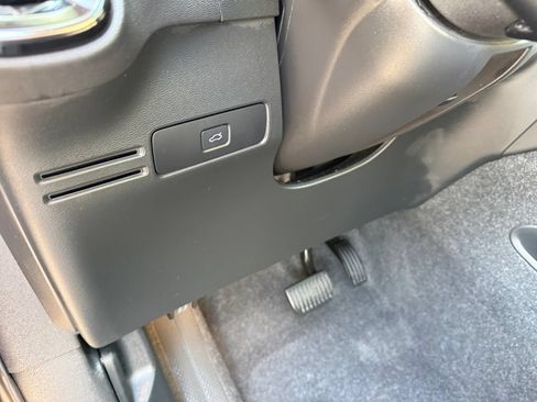 Used 2025 Volvo XC40 B5 Core AWD/4WD image 28