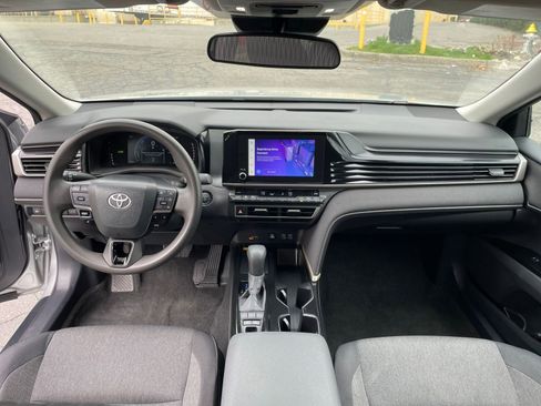 Used 2025 Toyota Camry LE image 31