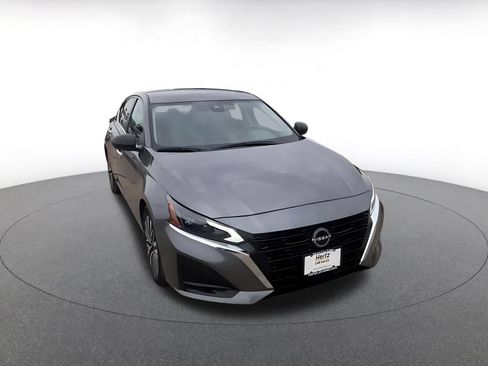 Used 2025 Nissan Altima 2.5 SV FWD image 3