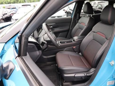 Certified 2025 Nissan Kicks SR FWD image 8