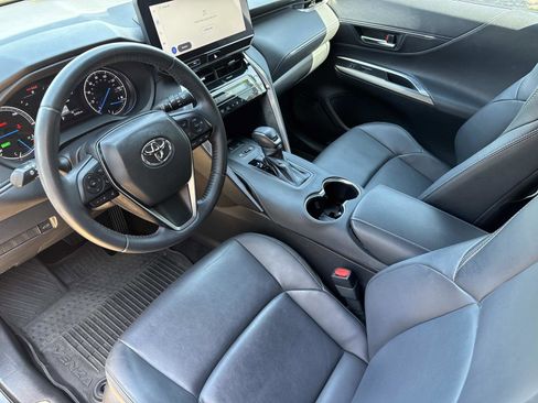 Used 2023 Toyota Venza XLE image 15