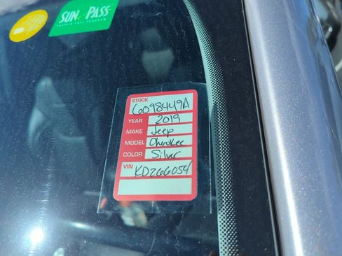 Used 2019 Jeep Cherokee Limited image 6