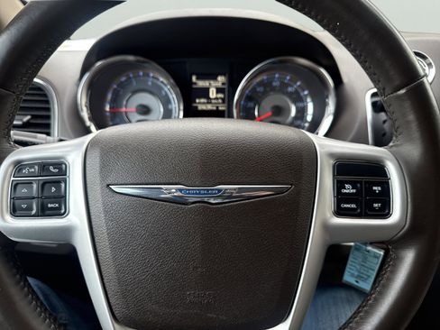 Used 2016 Chrysler Town & Country Touring image 22
