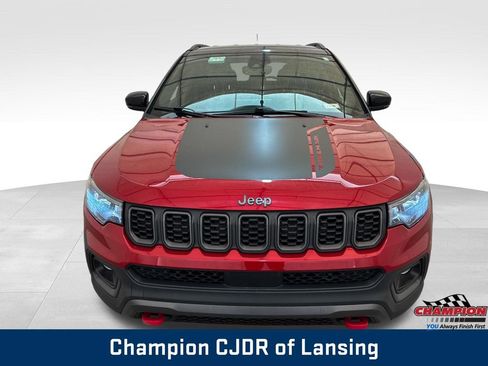Used 2025 Jeep Compass Trailhawk AWD/4WD image 2