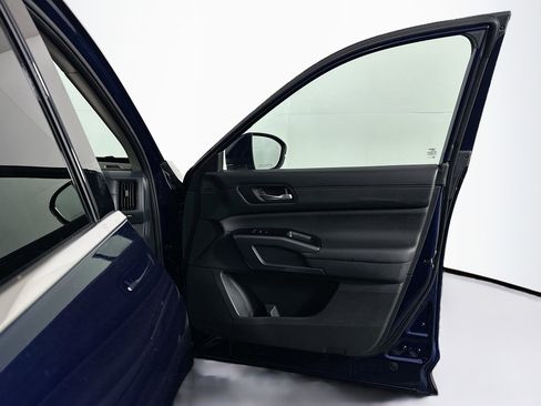 Used 2025 Nissan Pathfinder SL image 34