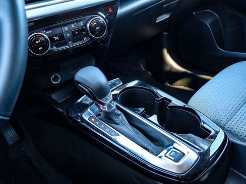 Used 2025 Chevrolet Trax LT w/ LT Convenience Package image 29