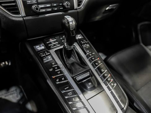 Used 2018 Porsche Macan Turbo w/ Premium Package Plus image 23
