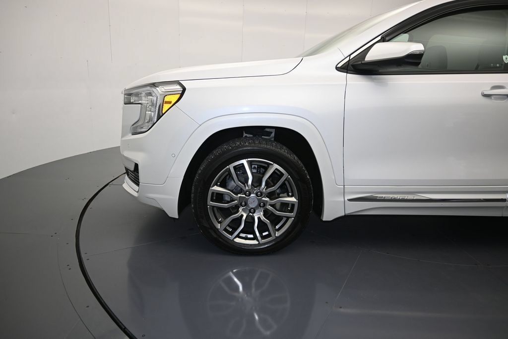Used 2024 GMC Terrain Denali w/ Denali Premium Package AWD/4WD image 9