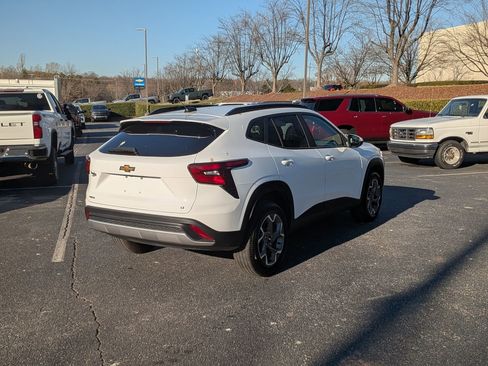 Used 2025 Chevrolet Trax LT w/ LT Convenience Package image 9