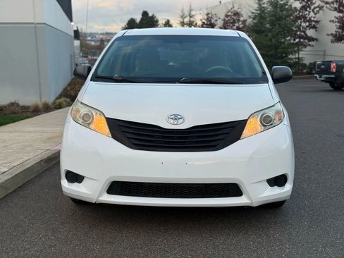 Used 2013 Toyota Sienna L image 8