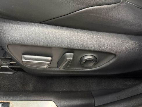 Used 2023 Toyota Venza XLE image 23