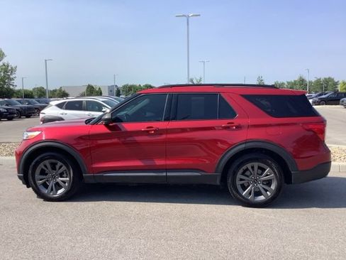 Used 2021 Ford Explorer XLT w/ Equipment Group 202A AWD/4WD image 8