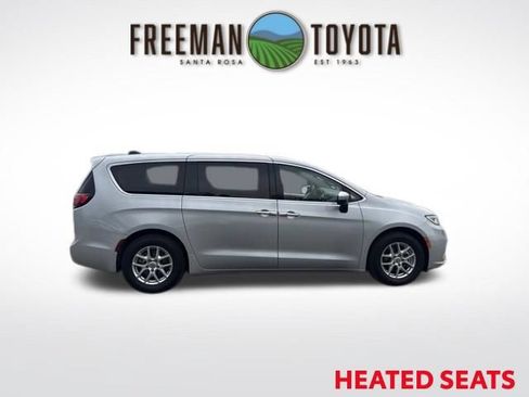 Used 2023 Chrysler Pacifica Touring-L FWD image 4