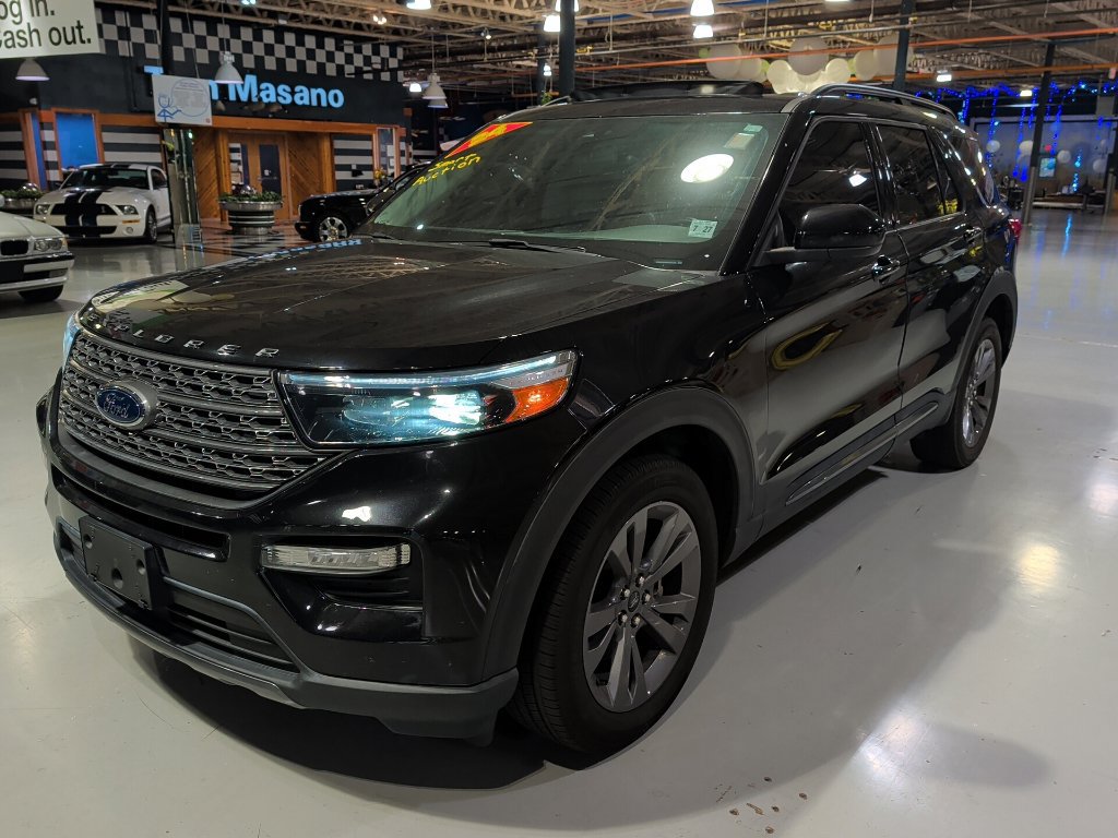 Used 2022 Ford Explorer XLT w/ Equipment Group 202A AWD/4WD image 2