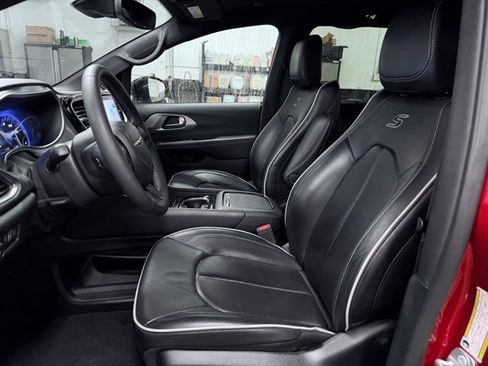 Certified 2025 Chrysler Pacifica Limited FWD image 19
