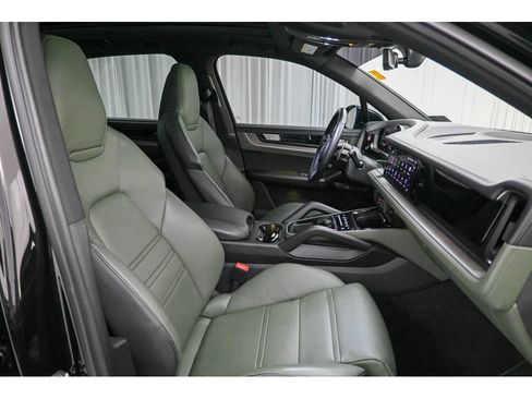 Used 2024 Porsche Cayenne S AWD/4WD image 19