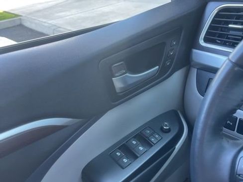 Used 2016 Toyota Highlander Limited w/ Driver Technology Package image 27