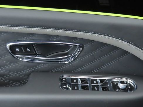 Used 2023 Bentley Bentayga Extended Wheelbase image 24