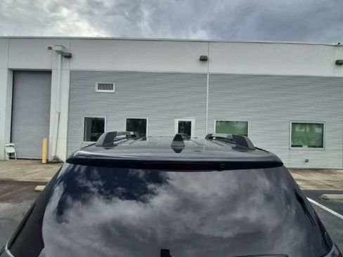 Used 2021 GMC Acadia Denali w/ Denali Technology Package FWD image 4