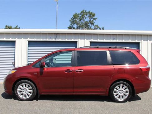 Used 2017 Toyota Sienna XLE Premium AWD/4WD image 9