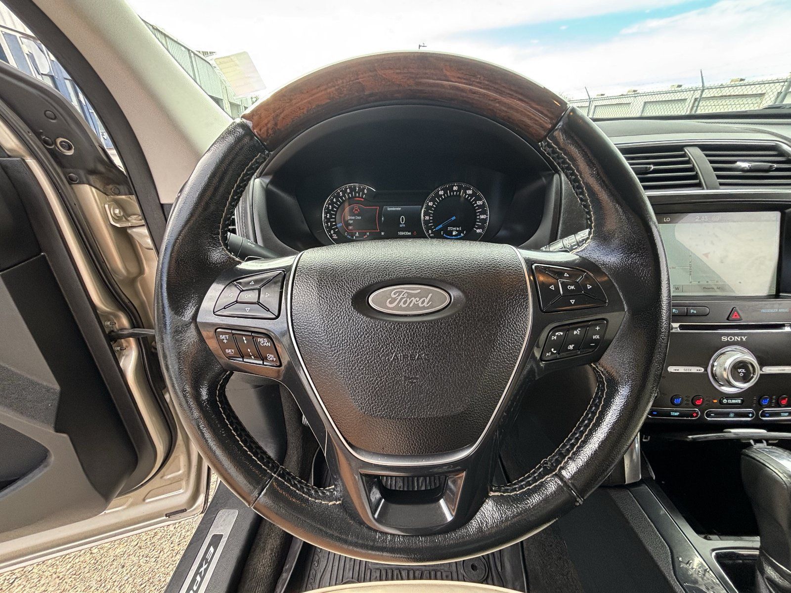Used 2017 Ford Explorer Platinum AWD/4WD image 30
