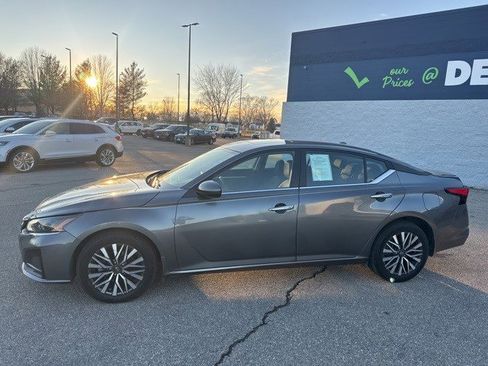 Used 2023 Nissan Altima 2.5 SV w/ SV Premium Package image 2