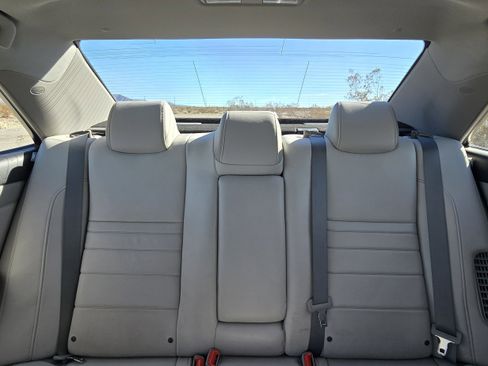 Used 2015 Toyota Camry Hybrid image 9