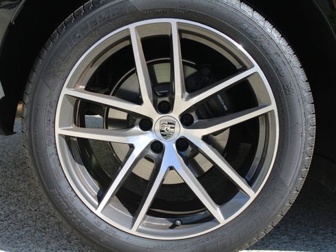 Certified 2025 Porsche Macan image 13