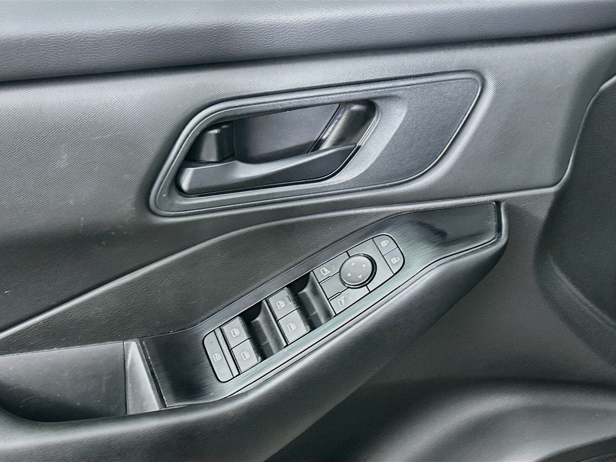 Used 2024 Nissan Rogue S FWD image 15