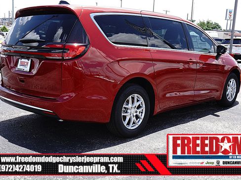 New 2027 Chrysler Pacifica Select FWD image 5