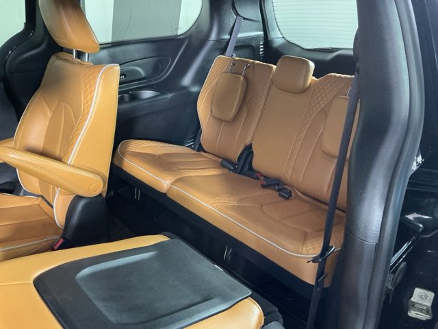 Used 2023 Chrysler Pacifica Pinnacle FWD image 15