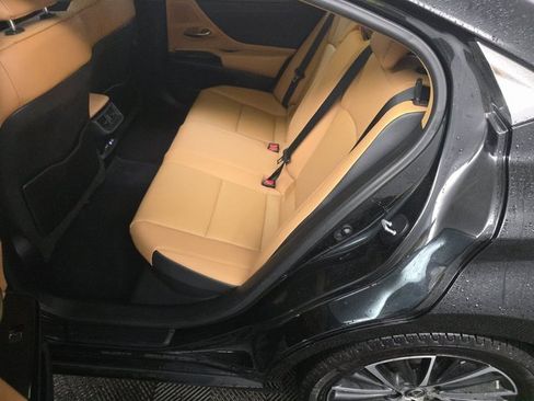 Used 2022 Lexus ES 300h w/ Premium Package image 2