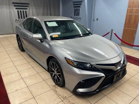 Used 2022 Toyota Camry SE image 4