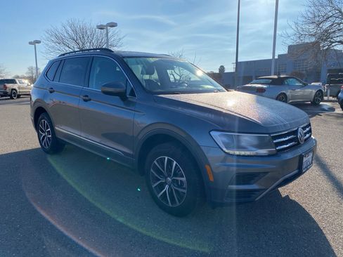Used 2020 Volkswagen Tiguan SE w/ Panoramic Sunroof Package image 6