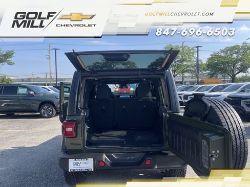 Used 2024 Jeep Wrangler Unlimited Sahara AWD/4WD image 11