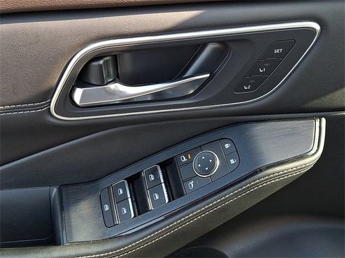 Used 2021 Nissan Rogue SL w/ Premium Package image 16