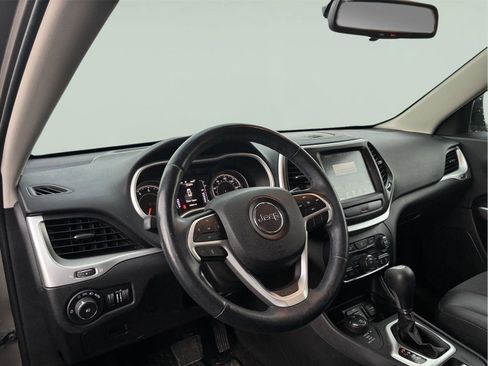 Used 2018 Jeep Cherokee Latitude Plus w/ Cold Weather Group AWD/4WD image 14