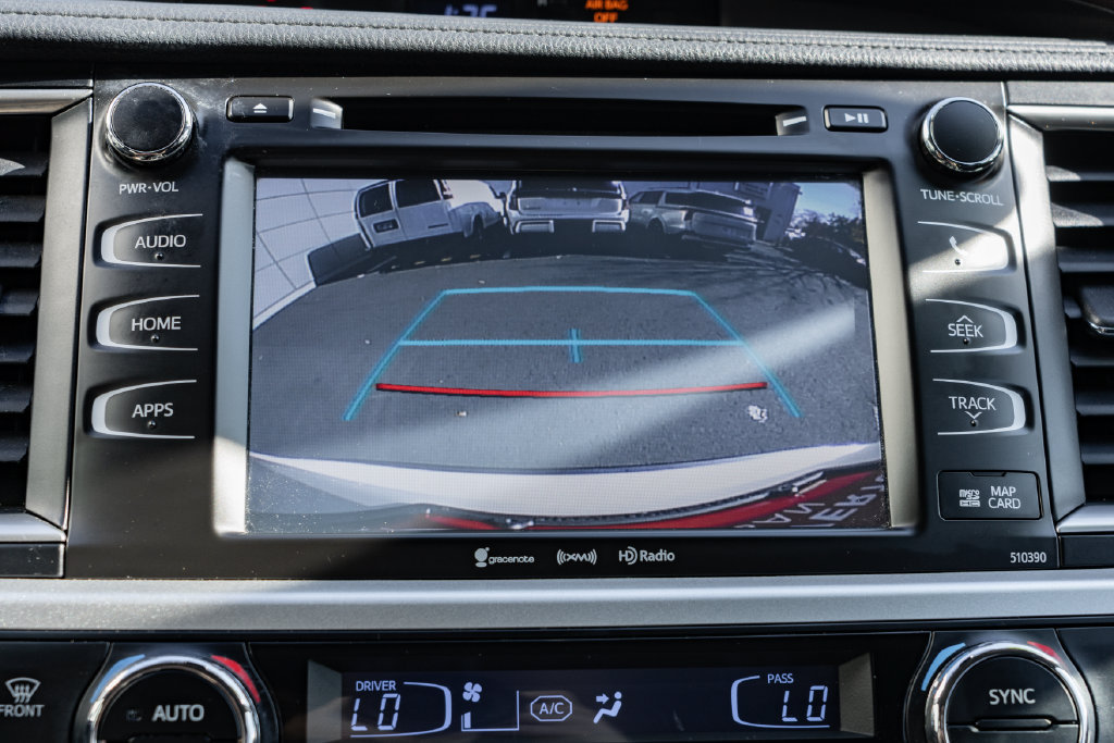 Used 2019 Toyota Highlander XLE AWD/4WD image 18