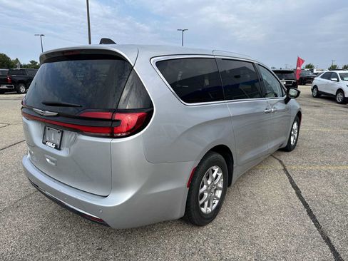 Used 2024 Chrysler Pacifica Touring-L FWD image 6