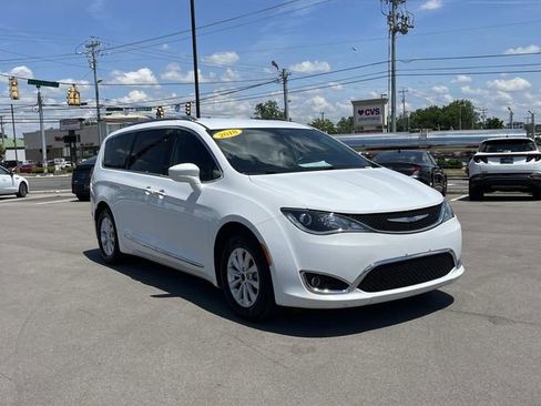 Used 2018 Chrysler Pacifica Touring-L FWD image 3