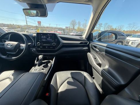 Used 2020 Toyota Highlander XLE AWD/4WD image 31