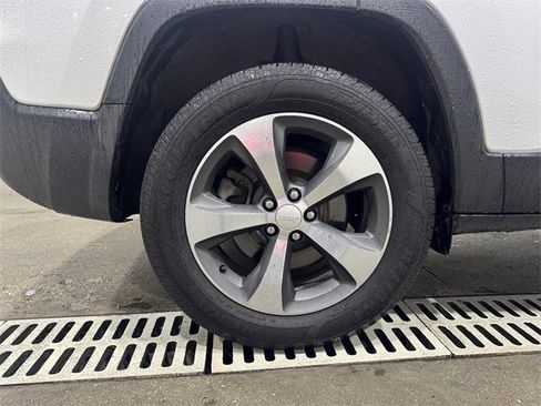 Used 2019 Jeep Cherokee Limited image 9